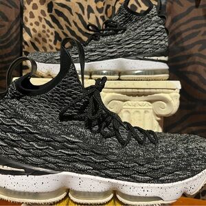Nike LeBron XV Oreo (2017) Size 12